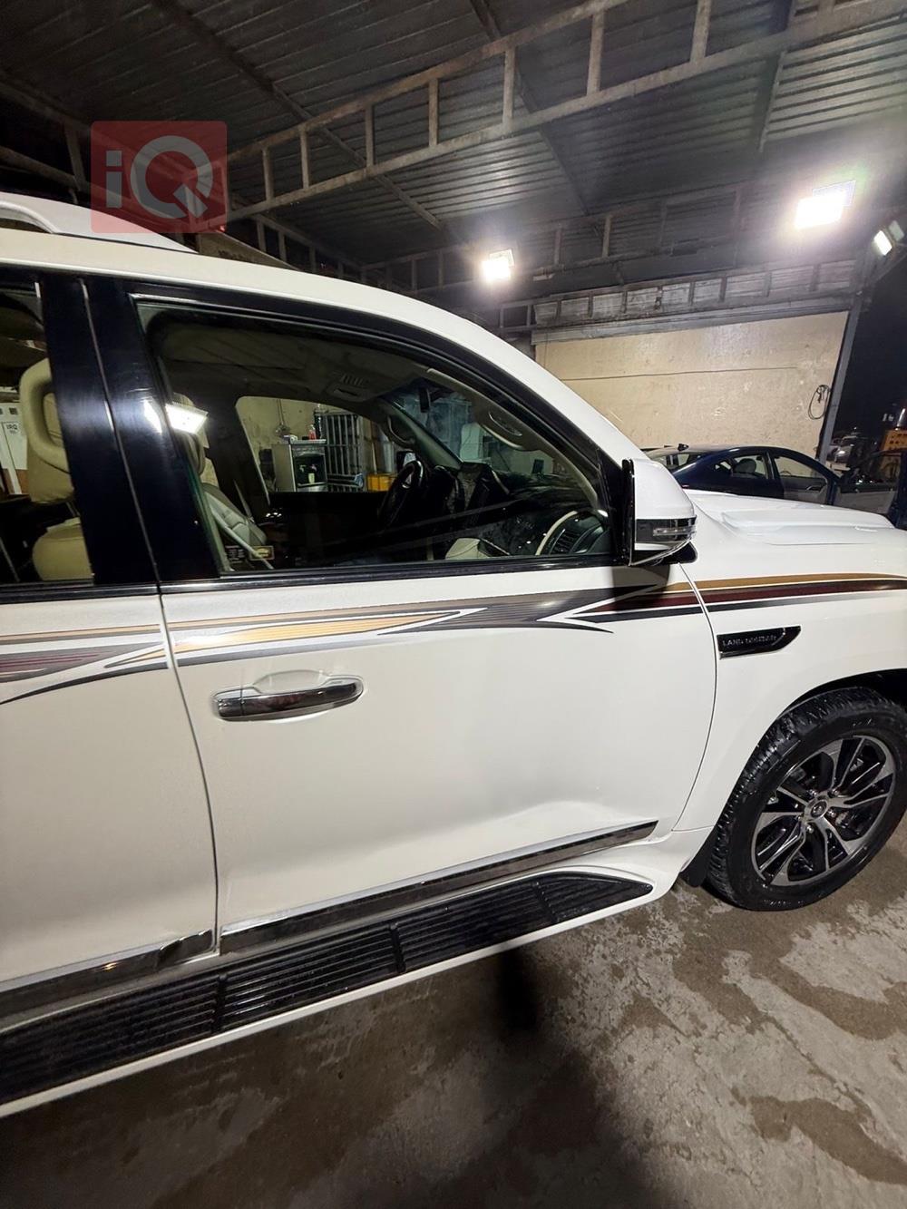 تۆیۆتا لاند کروزەر